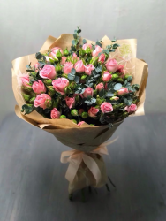 9 кустовых роз с эвкалиптом